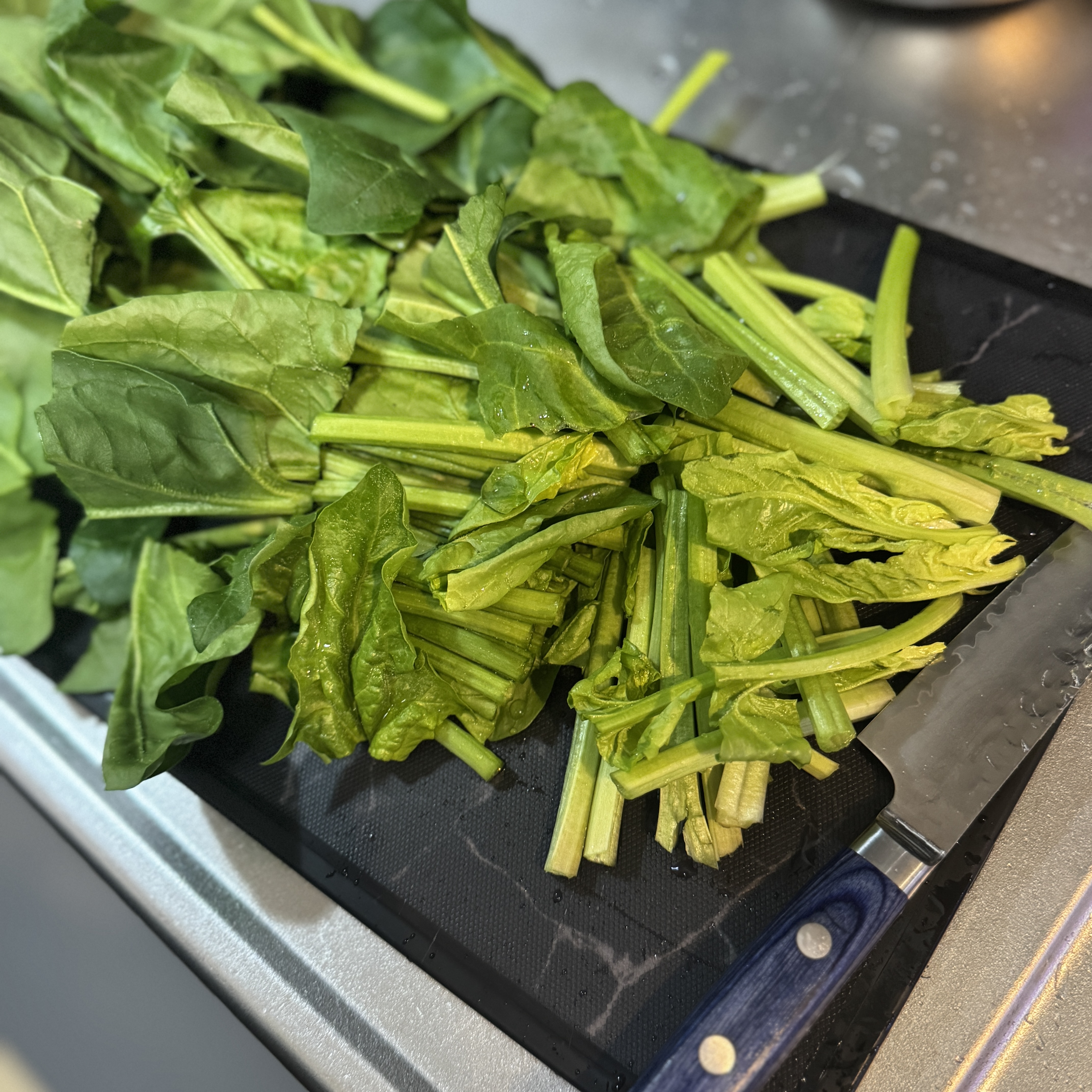 ほうれん草を茹でる